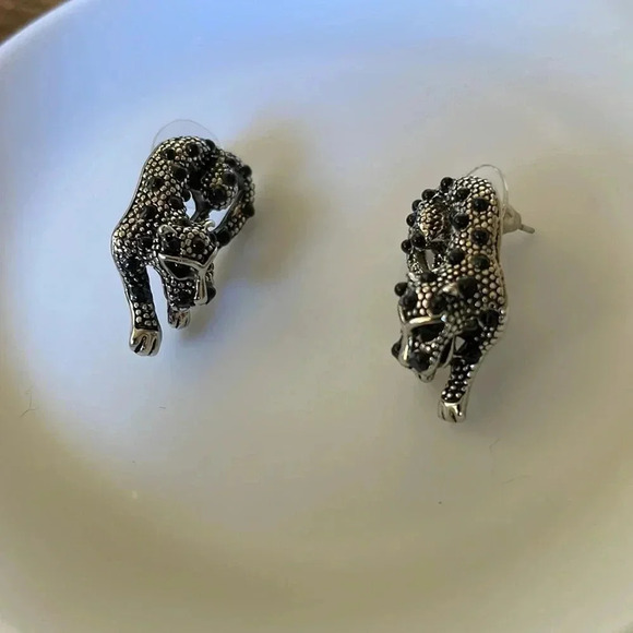 ❤️ NEW 2/$20 or 3/$25 Black and Silver Cat Earrings - Picture 3 of 5